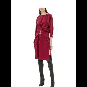 Loose-fitting dress BGL with a decorative detachable element.